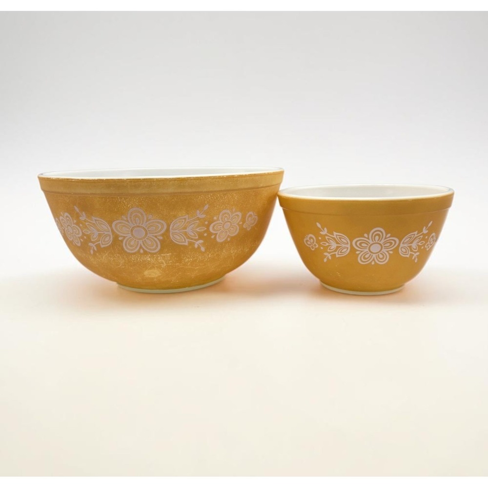 Pair Of Vintage Pyrex Butterfly Gold Harvest Yellow Bowls 2.5 Quart & 750 ml